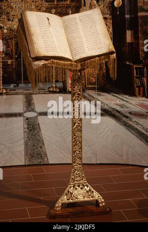 Sehen Sie eine Manuskriptkopie oder ein Faksimile von Miroslavs Gospel Divine Inspiration`s einem Stand auf der Golubac-Festung in Serbien an der Donau. Stockfoto